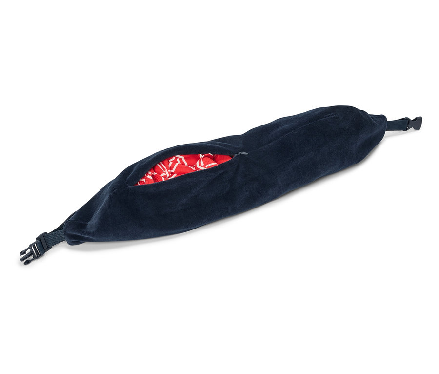 Eine marineblaue Bauchtasche liegt auf einem weißen Hintergrund, wobei ein Reißverschlussfach teilweise geöffnet ist und einen roten Stoff mit weißem Muster freigibt.