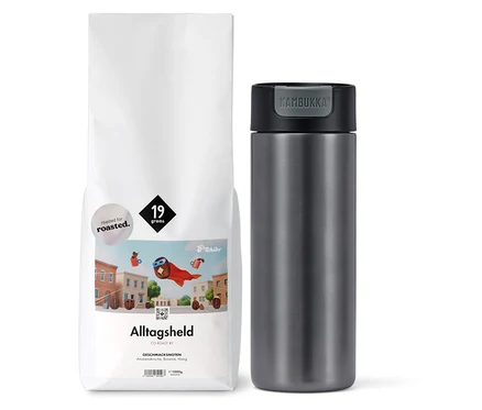 Ein weißer Sack Tchibo Alltagsheld Kaffee neben einer grauen Kambukka Thermosflasche.