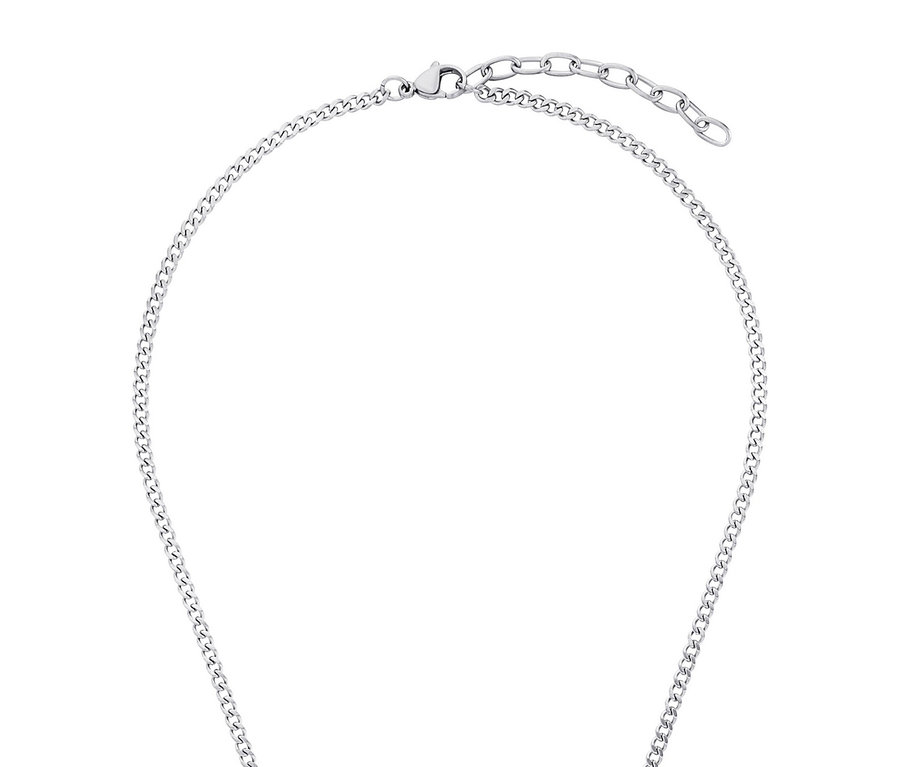 Nahaufnahme einer silbernen Halskette mit einem Kreuz-Anhänger.