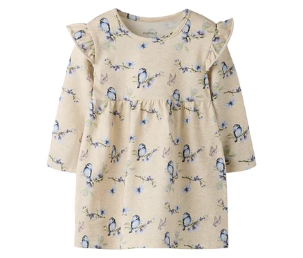Das NAME IT Babykleid ist hellbeige und mit Vögeln, Blüten und Schmetterlingen bedruckt. Es hat lange Ärmel und Volants an den Schultern.