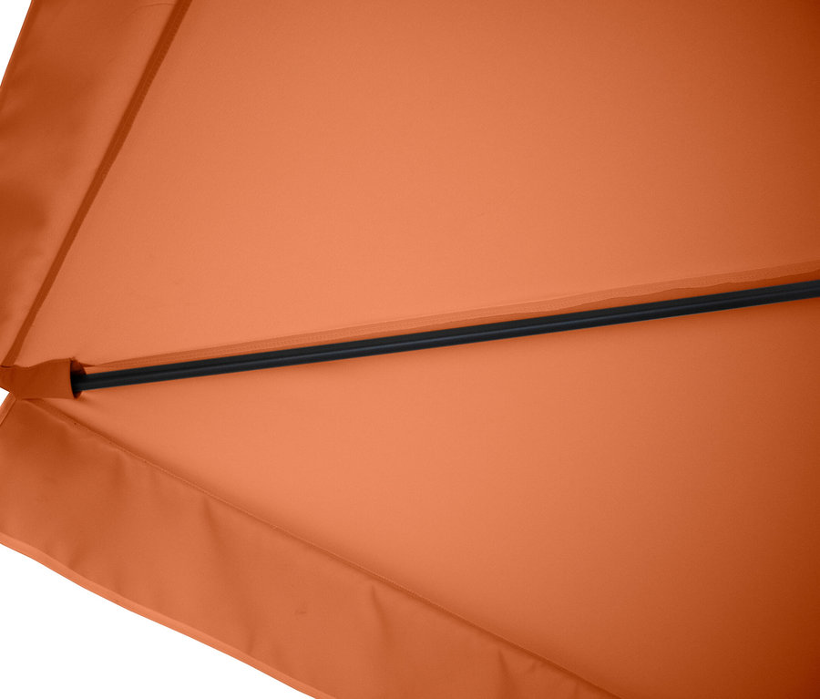 Detailaufnahme eines geöffneten, orangefarbenen Sonnenschirms mit schwarzem Gestell.