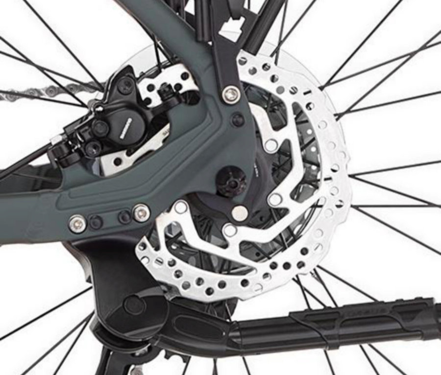 Nahaufnahme des Hinterrads eines FISCHER ATB E-Bike TERRA 6.8i ULTIMATE, 55 cm, mit Fokus auf die Scheibenbremse.