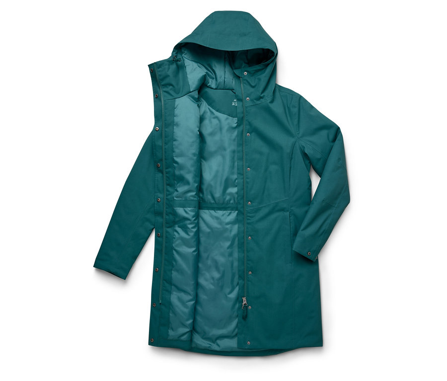 Eine offene, smaragdgrüne Regenjacke mit Kapuze liegt flach auf einem weißen Hintergrund.