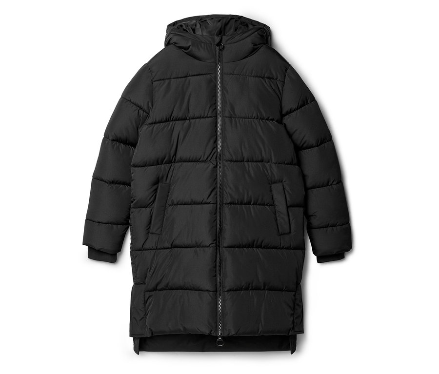 Gesteppte, lange, schwarze Daunenjacke mit Kapuze und Reißverschluss vorne, vor einem weißen Hintergrund.