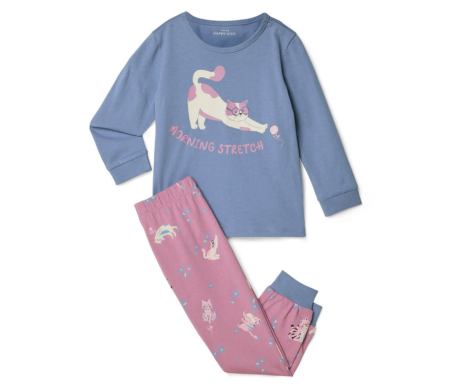 Hellblauer Pyjama mit langen Ärmeln und Hose. Das Oberteil zeigt eine weiße und rosa Katze, die sich streckt, mit dem Text "MORNING STRETCH". Die rosa Hose ist mit kleinen Katzen und blauen Blumen gemustert.