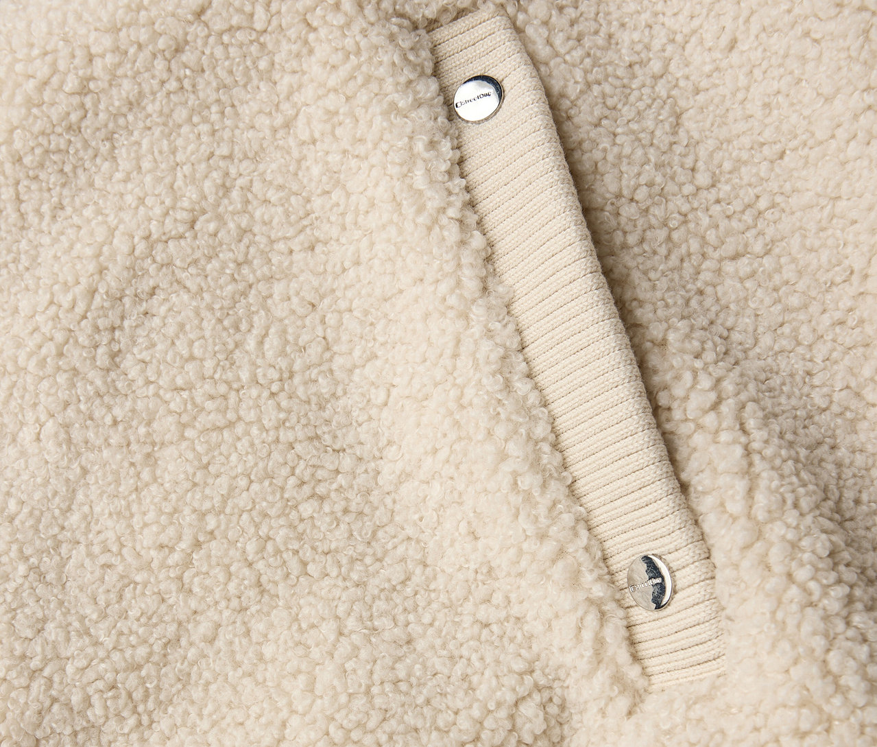 Detailansicht einer Street One Teddyweste mit Knopfverschluss.