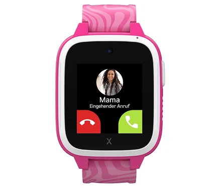 Nahaufnahme der pinkfarbenen Kids Watch Xplora XGO3 2nd Gen. mit dem Schriftzug "Mama Eingehender Anruf" auf dem Display.