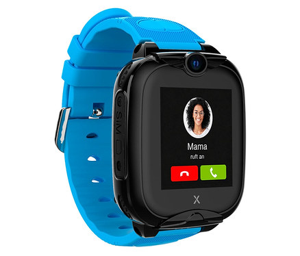 Nahaufnahme der blauen Xplora XGO2 Kinderuhr, die einen eingehenden Anruf von 'Mama' auf dem Display anzeigt.