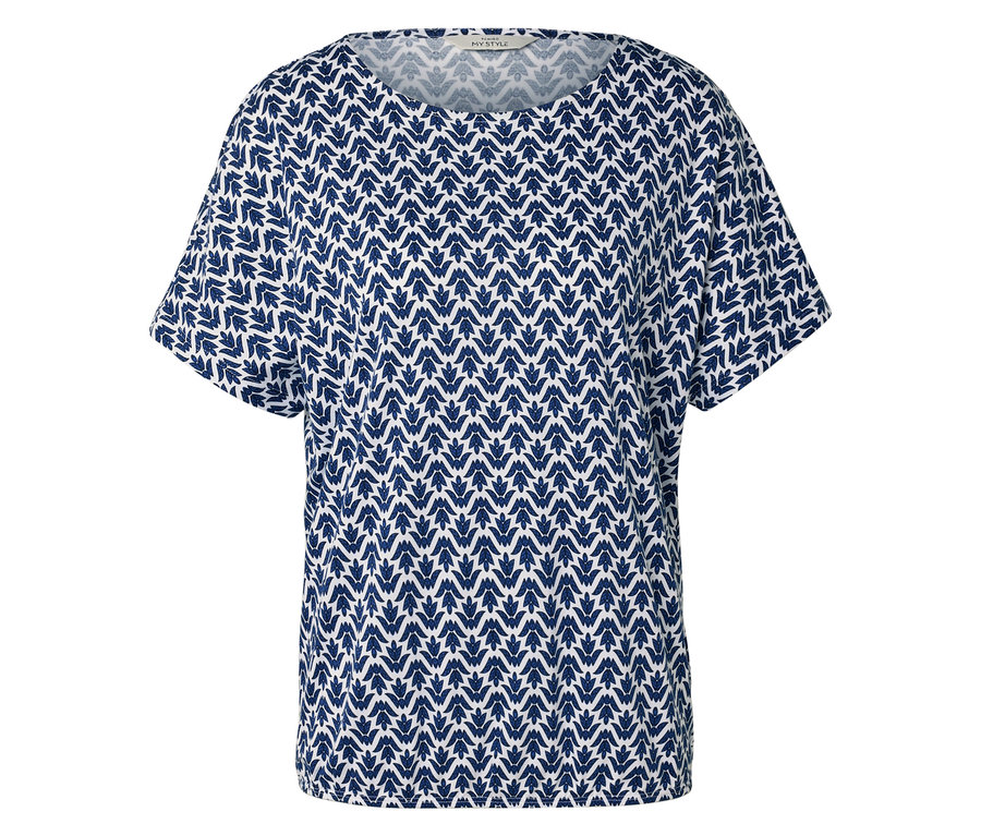 Ein blau-weißes T-Shirt mit Blattmuster ist auf einem weißen Hintergrund zu sehen.