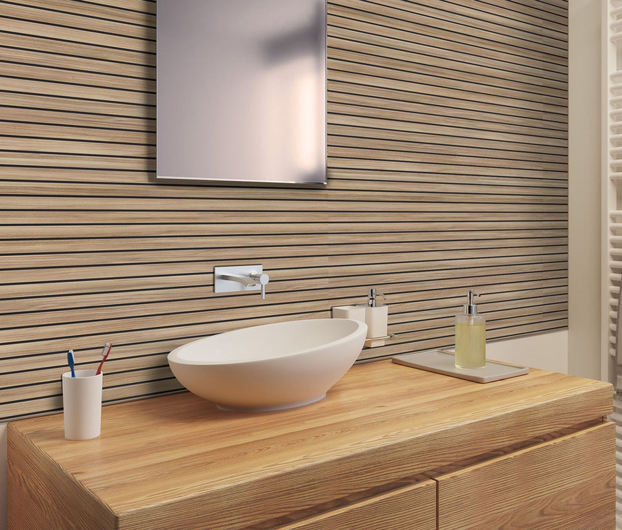 Ein Badezimmer mit einem Waschtisch aus hellem Holz, einer weißen, ovalen Schale als Waschbecken und einer Wandverkleidung aus horizontalen Holzpaneelen. An der Wand befindet sich ein Spiegel und Armaturen.