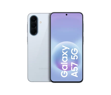 Ein eisblaues Samsung Galaxy A57 5G Smartphone, Vorder- und Rückseite sichtbar, mit „Galaxy A57 5G“ auf dem Bildschirm.