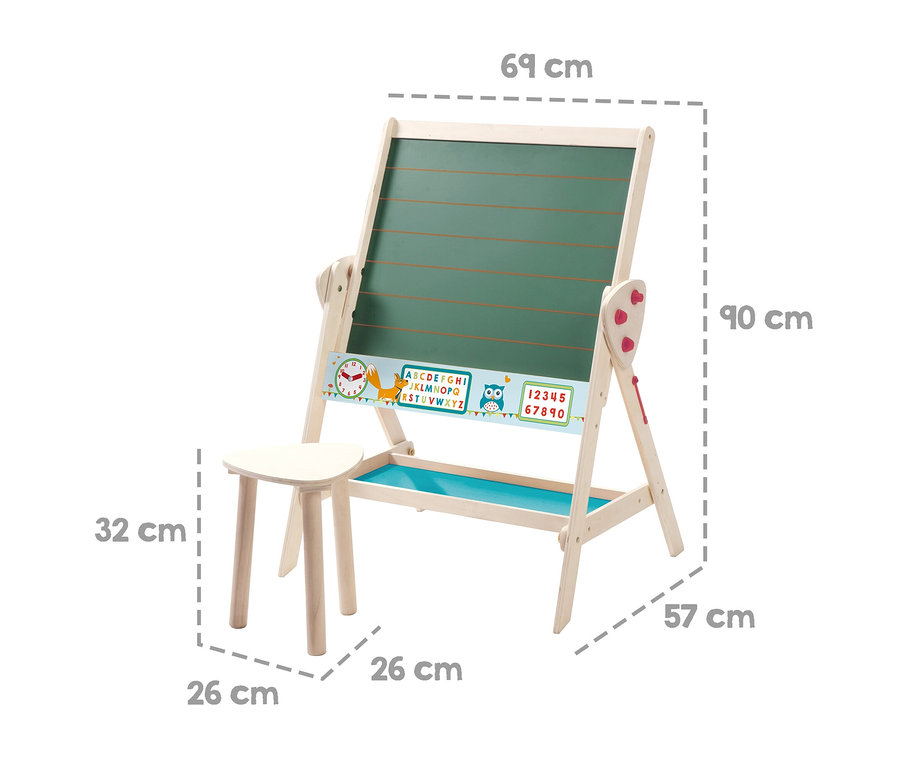 Holzstaffelei für Kinder mit grüner Kreidetafel und kleinem Hocker. Unter der Tafel ist ein dekorativer Streifen mit Uhr, Fuchs, Alphabet, Eule und Zahlen. Zwischen den Beinen der Staffelei ist eine blaue Ablage. Ein heller Holzhocker mit drei Beinen steht daneben. Die Staffelei ist 69 cm breit, 90 cm hoch und 57 cm tief. Der Hocker ist 32 cm hoch und hat eine Sitzfläche von 26x26 cm.