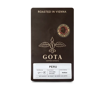 Dunkelbraune Gota Coffee Peru Omni-Roast 250 g Ganze Bohne Kaffeepackung mit goldenem Logo eines geflügelten Kaffeebohnen-Tropfens, einem "ROASTED IN VIENNA"-Schriftzug und einem "TWO TIMES TOP 10"-Abzeichen.