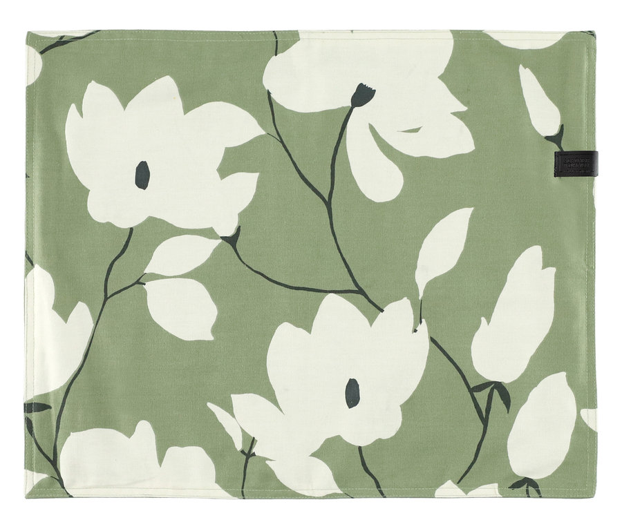 Khaki-florales Tischset mit weißen Blüten und dunklen Stielen auf grünem Hintergrund.
