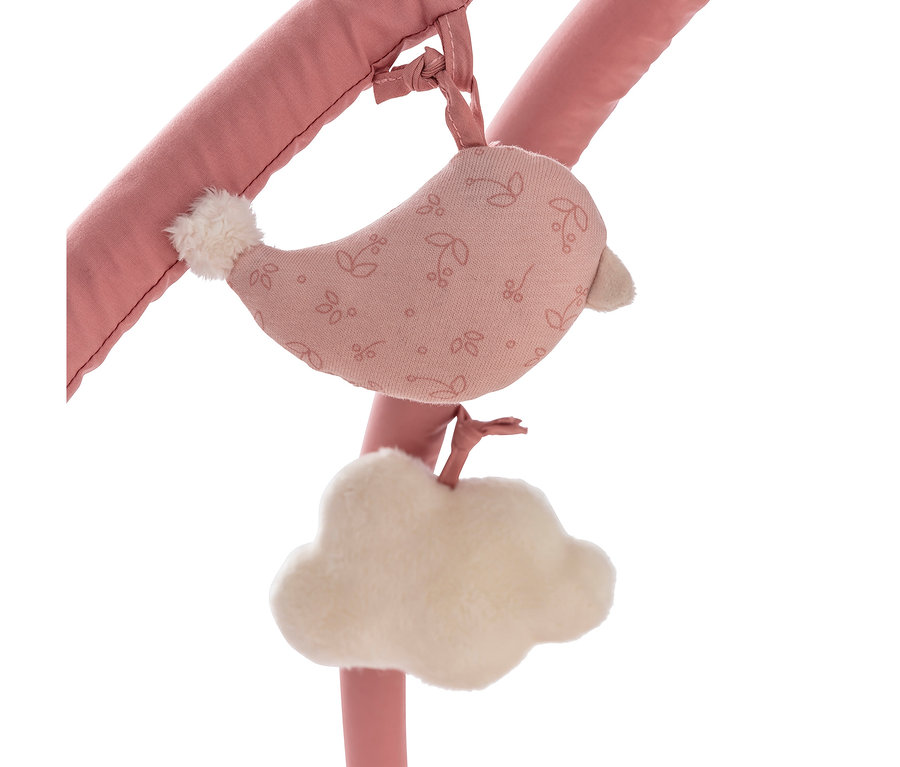 Zwei Babyspielzeuge, ein rosa Vogel mit Blattmuster und eine weiße flauschige Wolke, hängen an einer rosa gepolsterten Stange.