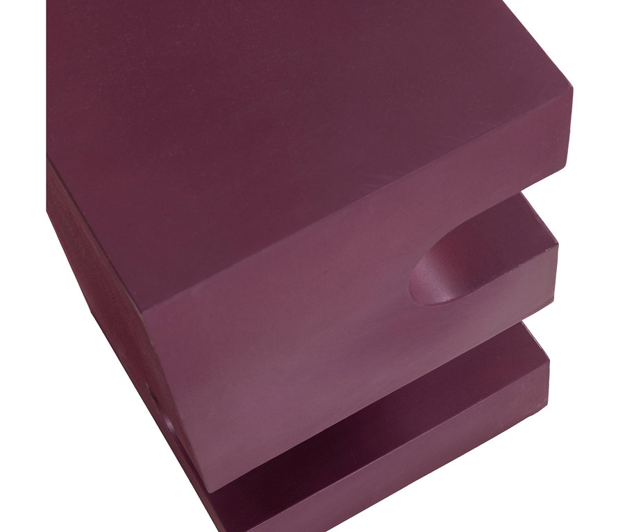 Dunkelviolettes modulares Regal mit einer geschwungenen Aussparung an der Seite.