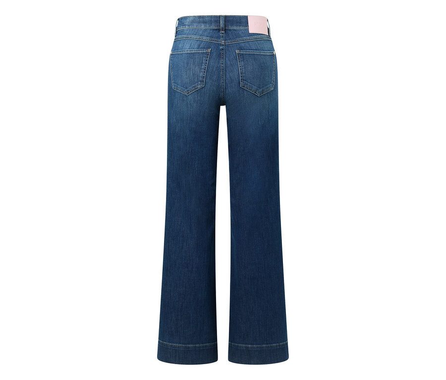 Dunkelblaue Jeans mit weitem Bein, von hinten gesehen, mit zwei Gesäßtaschen und einem rosa Etikett am Bund.