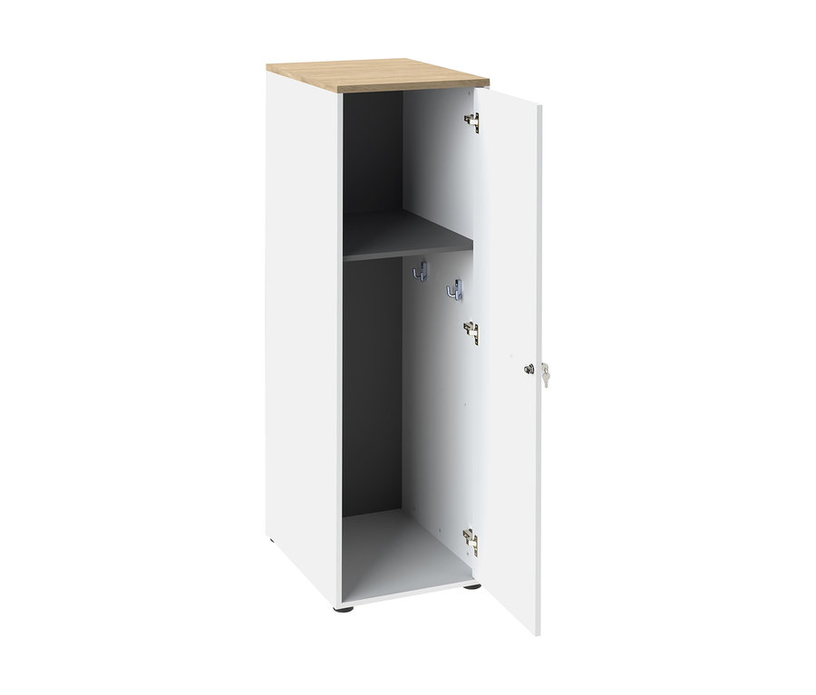 Weißer, matter Mehrzweckschrank »Solea« mit heller Holzplatte, offener Tür, dunklem Innenraum, einem Regal und zwei Haken.