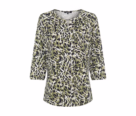 Olivgrüne, schwarz-weiße Bluse mit Animal-Print, Dreiviertelärmeln und gerafftem Rundhalsausschnitt mit V-Ausschnitt.
