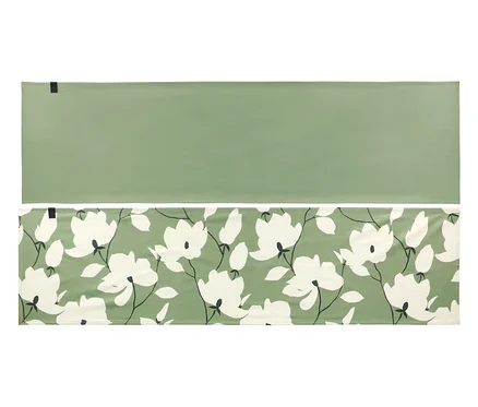 Zwei rechteckige Stoffstücke, das obere ist einfarbig hellgrün, das untere hat ein hellgrünes Blumenmuster mit weißen Blüten und dunklen Stielen.