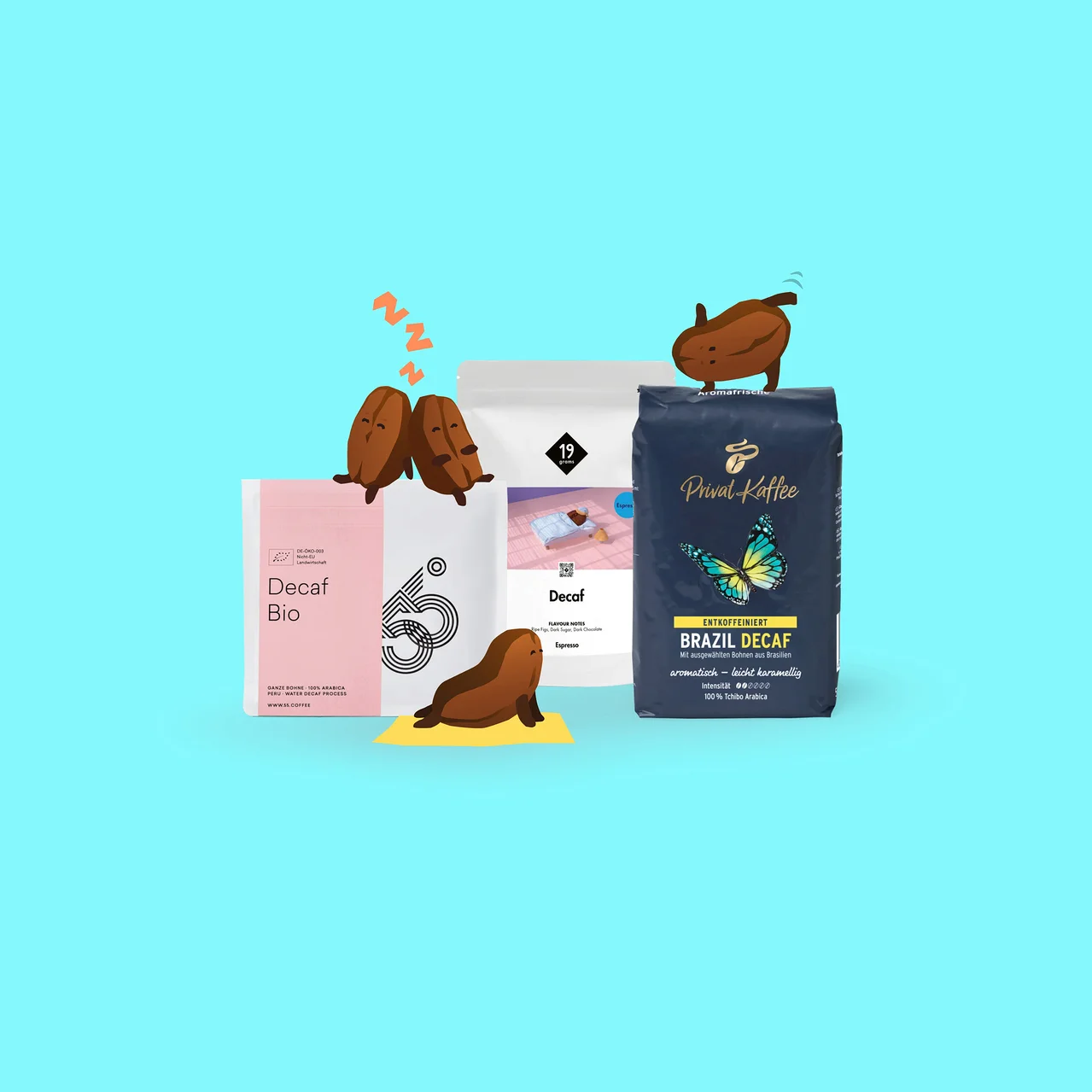 Drei Packungen entkoffeinierten Kaffees auf hellblauem Hintergrund. Die pinke „Decaf Bio“-Packung hat zwei schlafende Kaffeebohnen und eine schlafende Seehund-Bohne. Eine weiße „Decaf Espresso“-Packung ist in der Mitte, und eine dunkelblaue „Privat Kaffee Brazil Decaf“-Packung hat eine springende Kaffeebohne oben.