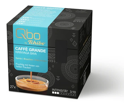 Schwarze Qbo by Tchibo Caffè Grande Kirinyaga Baya Kaffeekapselpackung mit blauem Etikett, 27 Kapseln, Intensität 3/10. Zeigt Kaffee in einer Tasse.