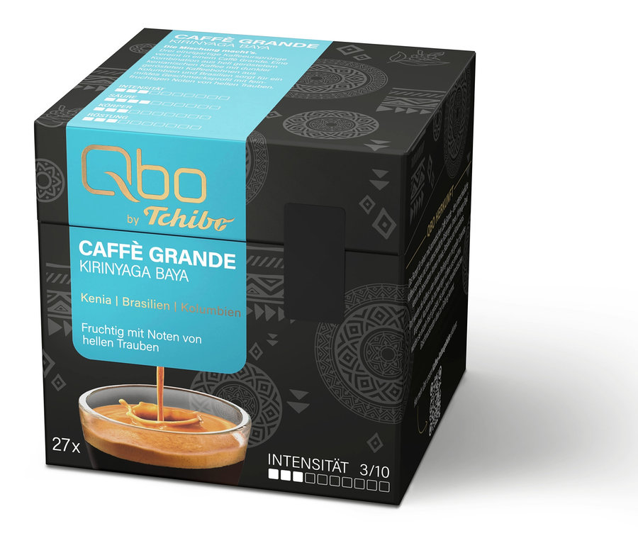 Schwarze Qbo by Tchibo Caffè Grande Kirinyaga Baya Kaffeekapselpackung mit blauem Etikett, 27 Kapseln, Intensität 3/10. Zeigt Kaffee in einer Tasse.