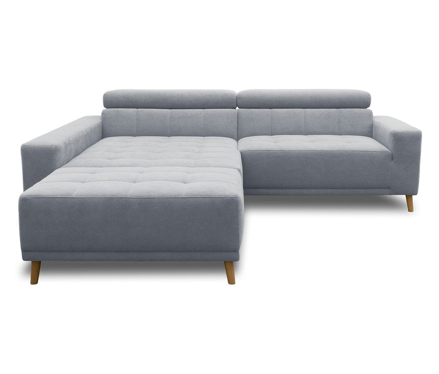 Hellgraues L-förmiges Sofa mit getufteten Sitzkissen, verstellbaren Kopfstützen und hellen Holzbeinen. Die Chaiselongue befindet sich auf der linken Seite.