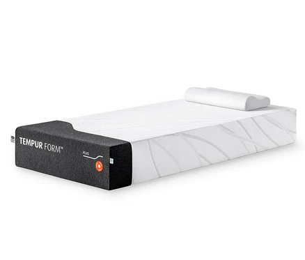 TEMPUR FORM™ Plus Matratze, firm, mit weißem Bezug und dunkler Seitenwand, darauf ein konturiertes Kissen.