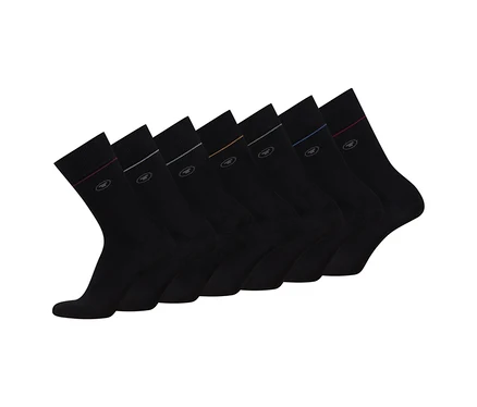 Sieben Paar schwarze Tom Tailor Socken, jeweils mit einem farbigen Streifen und Logo am Bund, liegen schräg nebeneinander.