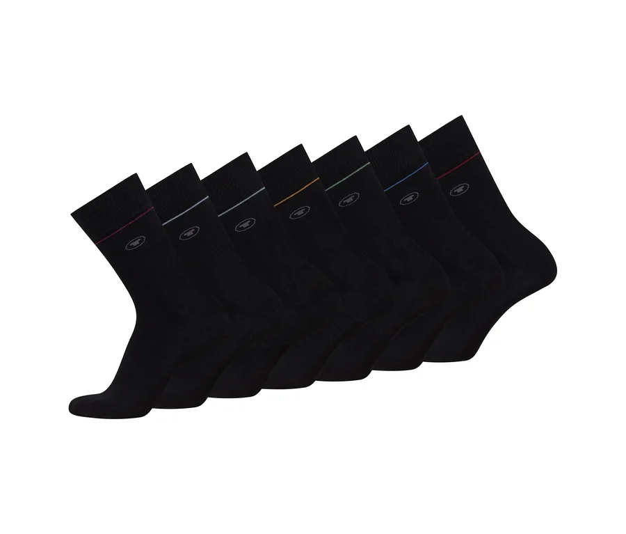 Sieben Paar schwarze Tom Tailor Socken, jeweils mit einem farbigen Streifen und Logo am Bund, liegen schräg nebeneinander.