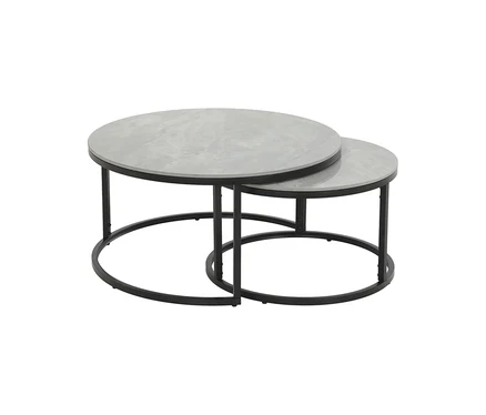 Zwei runde Hela Couchtische #Luis# mit hellgrauen Marmorplatten und schwarzen Metallgestellen, wobei der kleinere Tisch teilweise unter dem größeren steht.