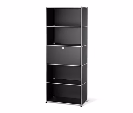 Ein hohes schwarzes Metallregal mit einem versetzbaren Klappfach.