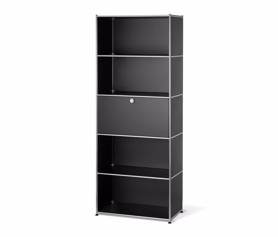 Ein hohes schwarzes Metallregal mit einem versetzbaren Klappfach.