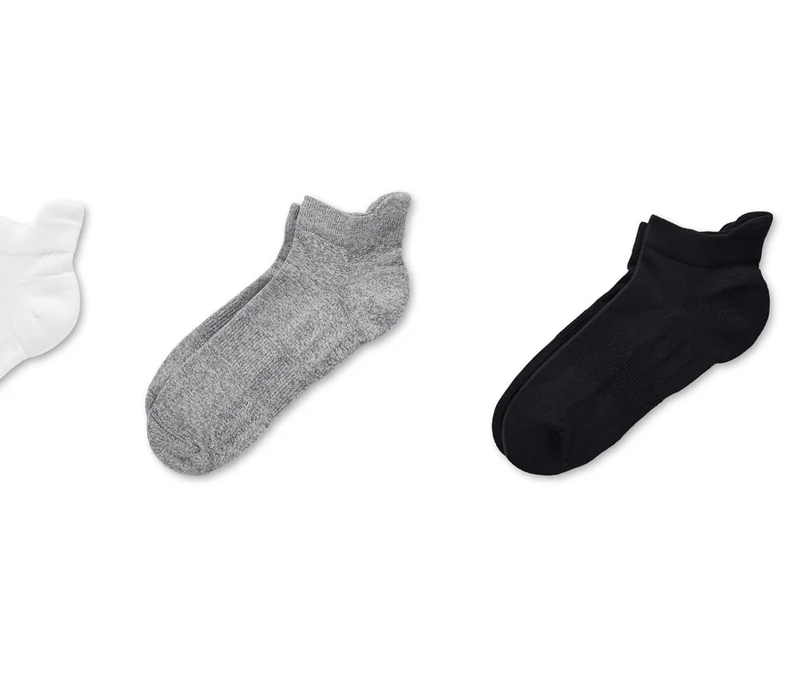 Drei Paar Funktions-Laufsocken: weiße, graue und schwarze.