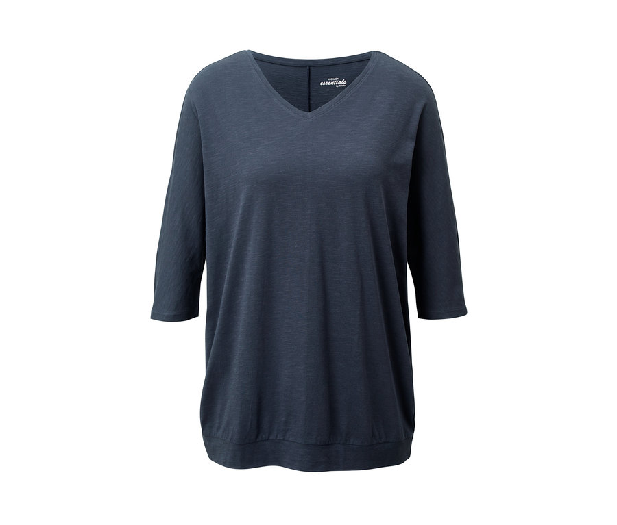 Detailansicht eines dunkelblauen Shirt mit Fledermausärmeln.