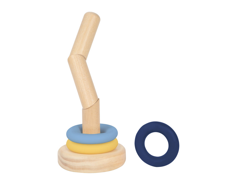 Holz-Stapelspielzeug mit einem gebogenen Stab. Ein gelber und ein hellblauer Ring stecken auf der Basis, ein dunkelblauer Ring liegt daneben.