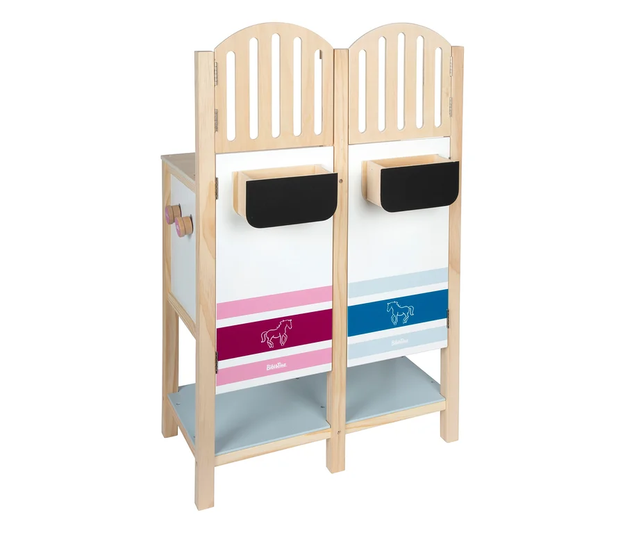 small foot Pferdestall »Bibi & Tina« aus Holz mit zwei Boxen. Jede Box hat eine weiße Tafel mit rosa oder blauer Linie, Pferdeumriss und schwarzem Trog.