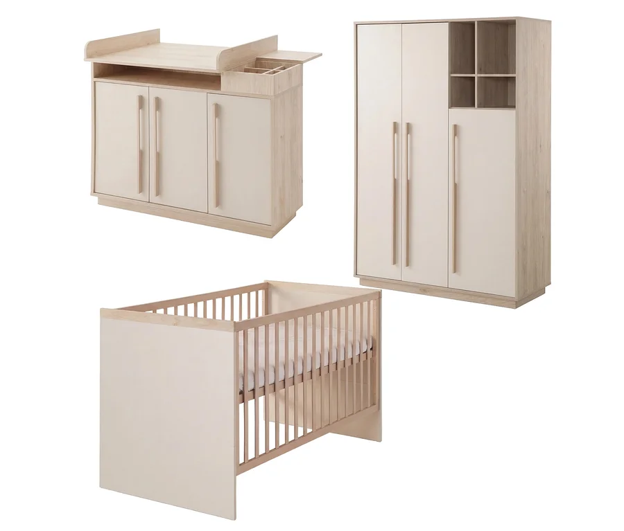 Roba 3-teiliges Kinderzimmer-Set Elva in Cashmere und Virginia Chestnut. Eine Wickelkommode mit drei hellen Türen und Holzgriffen, ein passender Kleiderschrank mit drei Türen und offenen Fächern sowie ein Babybett mit hellen Enden und Gitterseiten.