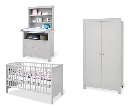 Ein Kinderzimmer mit einem grauen Kinderbett, einer Wickelkommode und einem zweitürigen Kleiderschrank. Zu sehen ist das Pinolino Baby-Zimmer-Set »Liv« mit einem zweitürigen Kleiderschrank und einer breiten Wickelkommode in Grau.