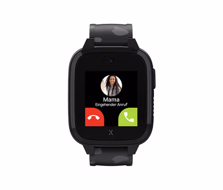 Nahaufnahme einer schwarzen Kids Watch Xplora XGO3 2nd Gen. mit dem Display, das einen eingehenden Anruf von "Mama" anzeigt.