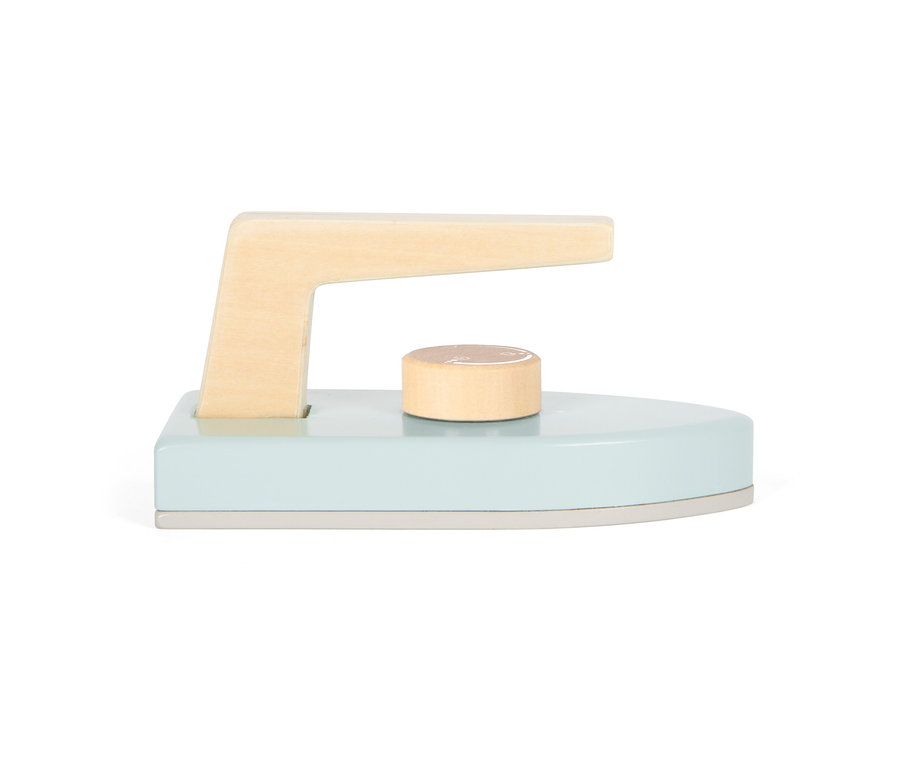 Ein pastellblaues Spielzeug-Bügeleisen aus Holz mit hellbraunem Griff und Knopf von Small Foot.
