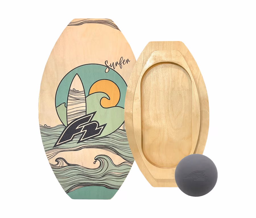 Ein F2 Balance Board Drop Set mit einem ovalen hellen Holzbrett mit Wellen- und Surfbrett-Grafik, einer schlichten Holzbasis mit erhöhtem Oval und einem grauen F2 Ball.