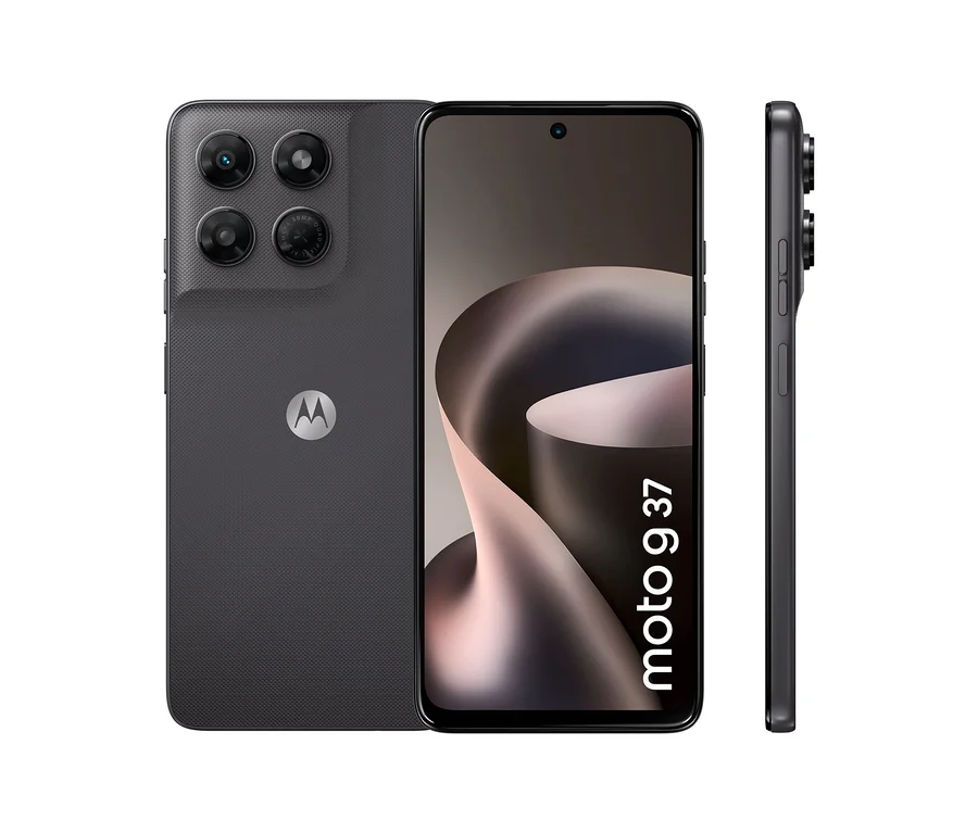 Ein dunkles Motorola moto g37 5G 128 GB Impenetrable Smartphone, von hinten, vorne und der Seite gezeigt. Die texturierte Rückseite hat ein Motorola-Logo und eine quadratische Kamerainsel mit vier Linsen. Der Bildschirm zeigt eine abstrakte Tapete und den Schriftzug „moto g 37“, die Seite Tasten.