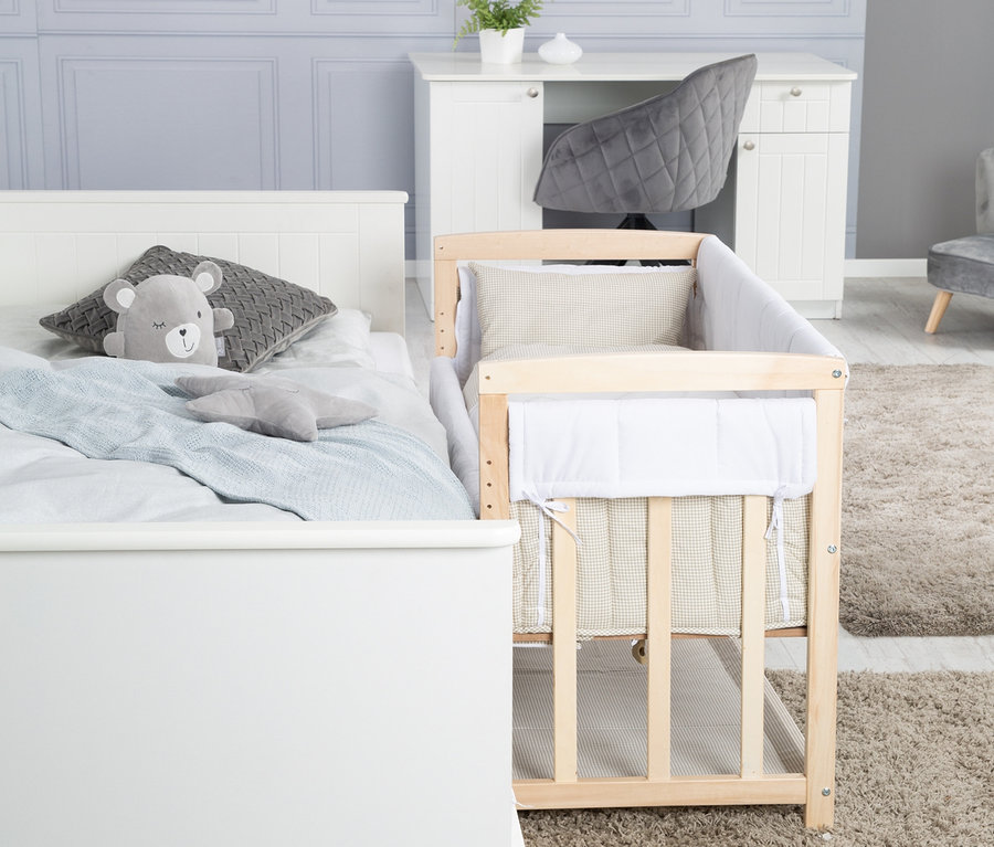 Ein roba 4-in-1-Stuben-Beistellbett »Liebhabär« steht neben einem Bett.