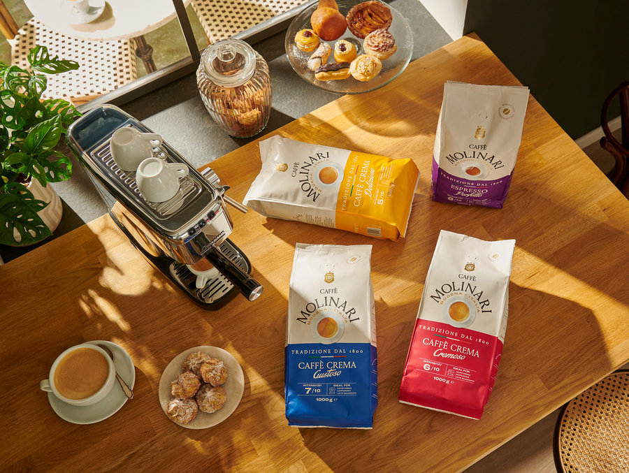 Eine lächelnde Frau schaut auf ihr Smartphone