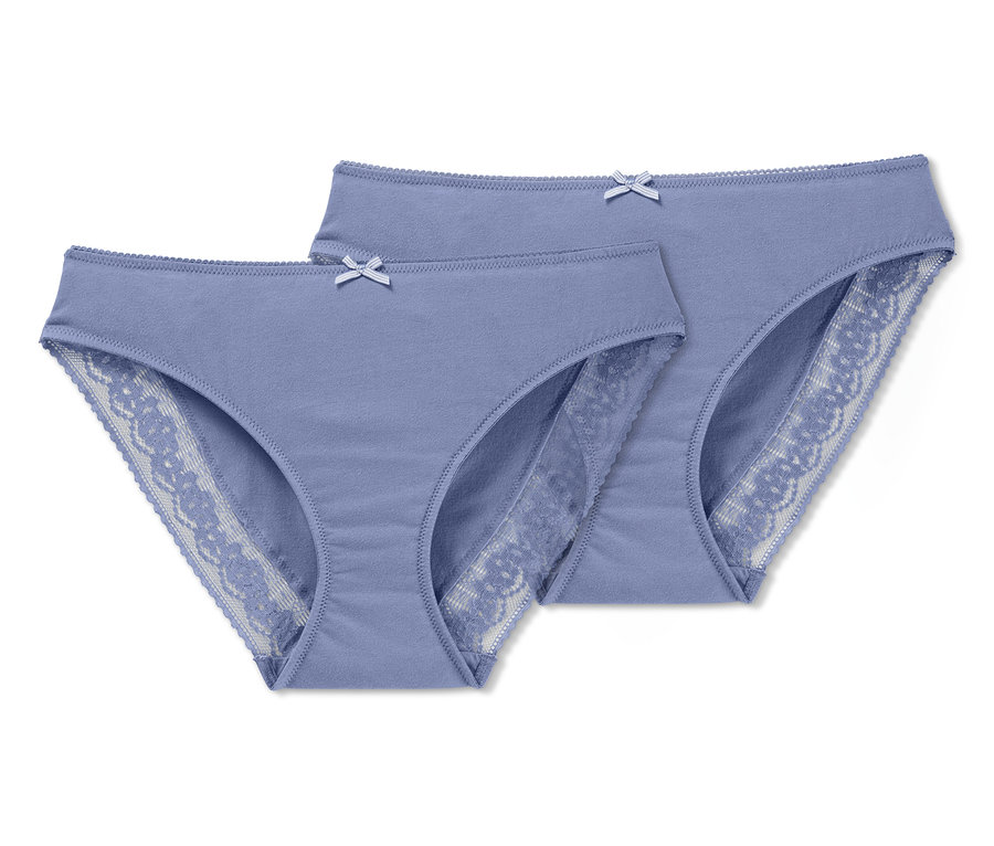Zwei hellviolette Slips mit Spitzenbesatz.