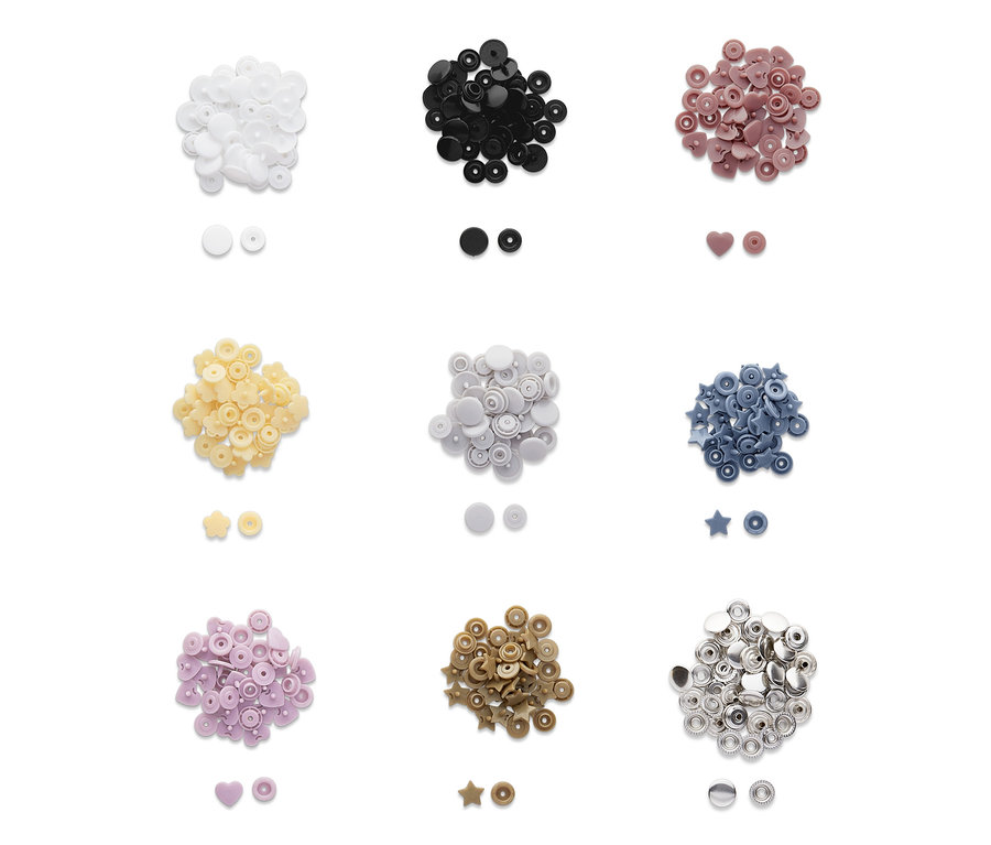 Neun Sets Druckknöpfe in verschiedenen Farben.