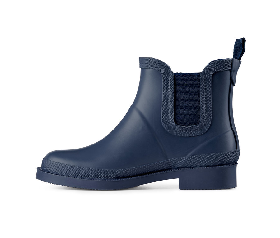 Ein marineblauer Regenstiefelette auf weißem Hintergrund.