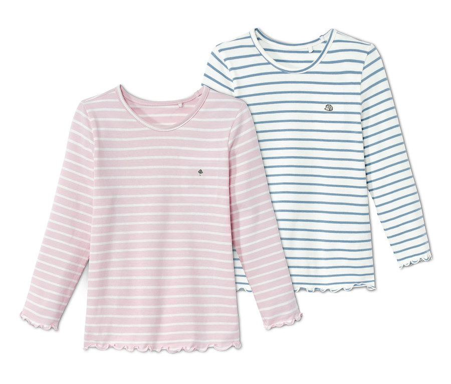 Zwei gestreifte Langarmshirts, eins rosa-weiß gestreift, das andere blau-weiß gestreift.